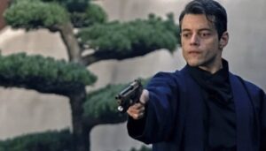 日本庭園で銃を放つヴィランサフィン役の俳優ラミ・マレック