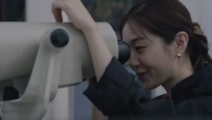 望遠鏡を覗くイギョン(K/ケイ)第4話