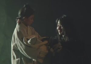 少女と赤ちゃんを見る1000年前のサンウン(クォン・ナラ)