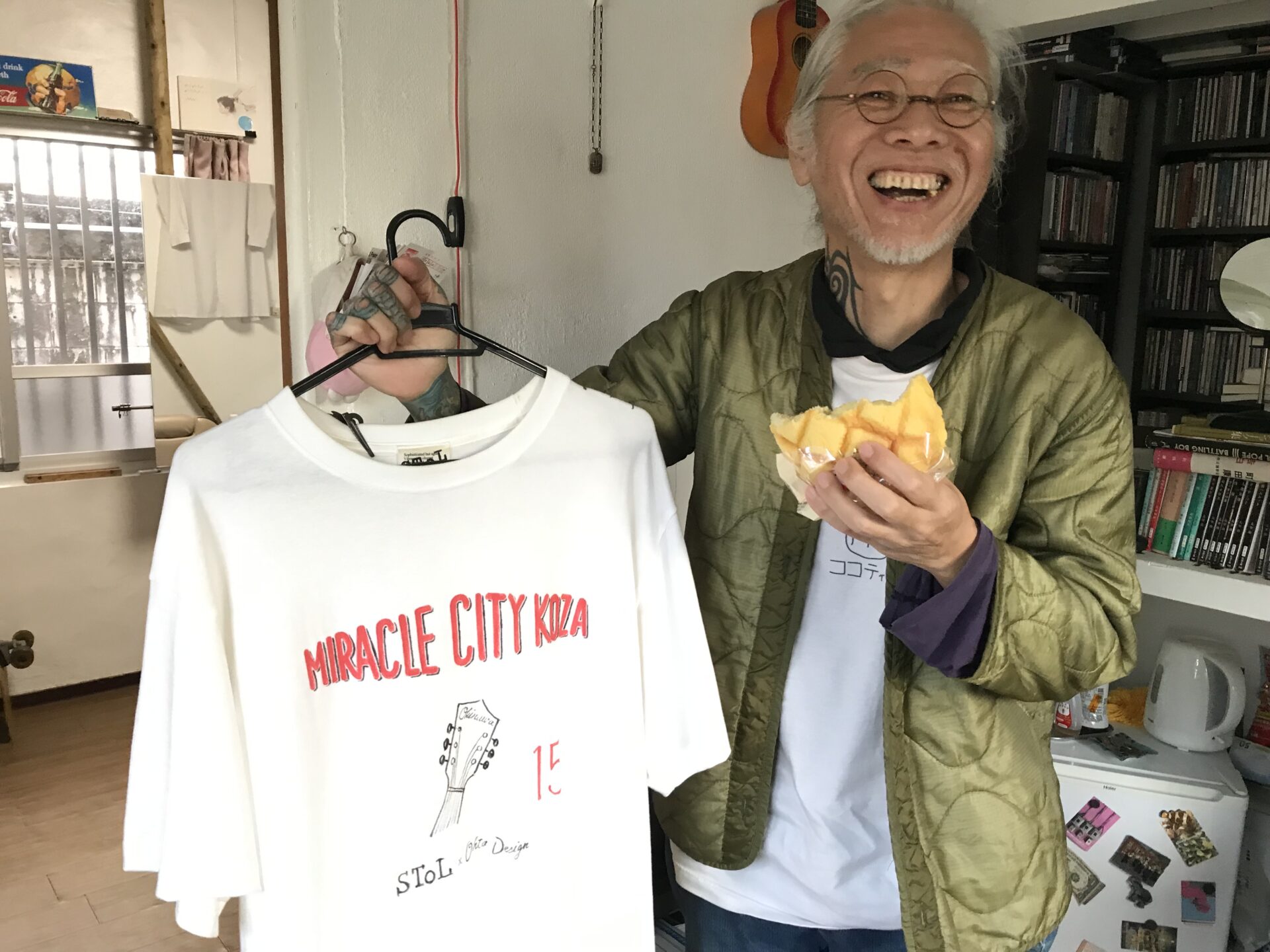 ミラクルシティコザの撮影で桐谷健太が作ったスタッフTシャツと小池氏