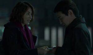 新聞記者第二話 吉岡秀隆に接触する米倉涼子