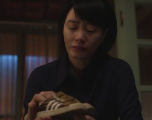 最終回10話 息子チャンの遺品の靴を見つめる女優キム・ヘス演じるシム・ウンソク判事