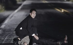 韓国映画『最後まで行く』車で男性をはねてしまった主人公(イ・ソンギュン)